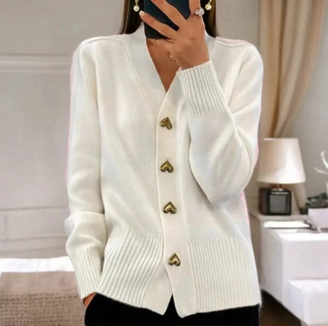 CIARA - ELEGANT CARDIGAN WITH HEART-SHAPED BUTTONS